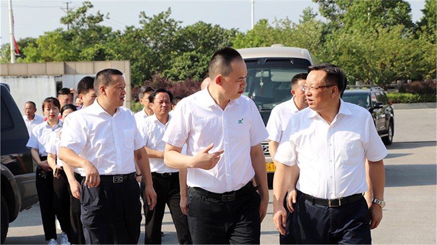 懷化市委副書記、市長(zhǎng)雷紹業(yè)一行蒞臨我公司調(diào)研指導(dǎo)。